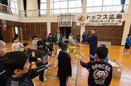 ラケットの持ち方から指導します