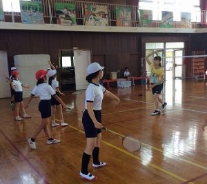 素振りの練習中（山田小）