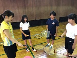 グリップの握り方を教えています（似島小）