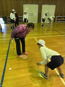 シャトルをすくう練習中(矢野西小)