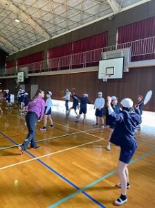 素振りの練習中（鈴張小）