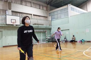 参加者と楽しそうに打ち合う様子