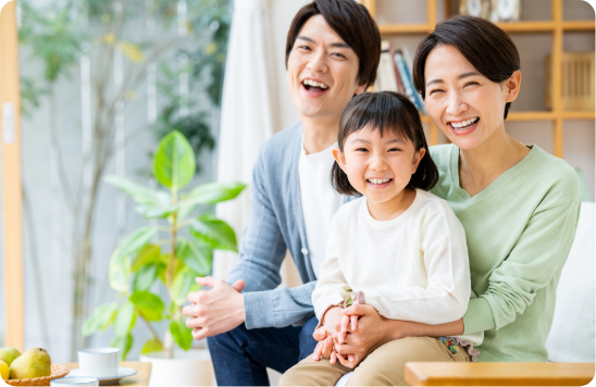 一家団欒する3人家族