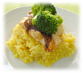 Risotto giallo guarnito verdura e biancodi pesce(Tt̃]bg@؂ƔgY)