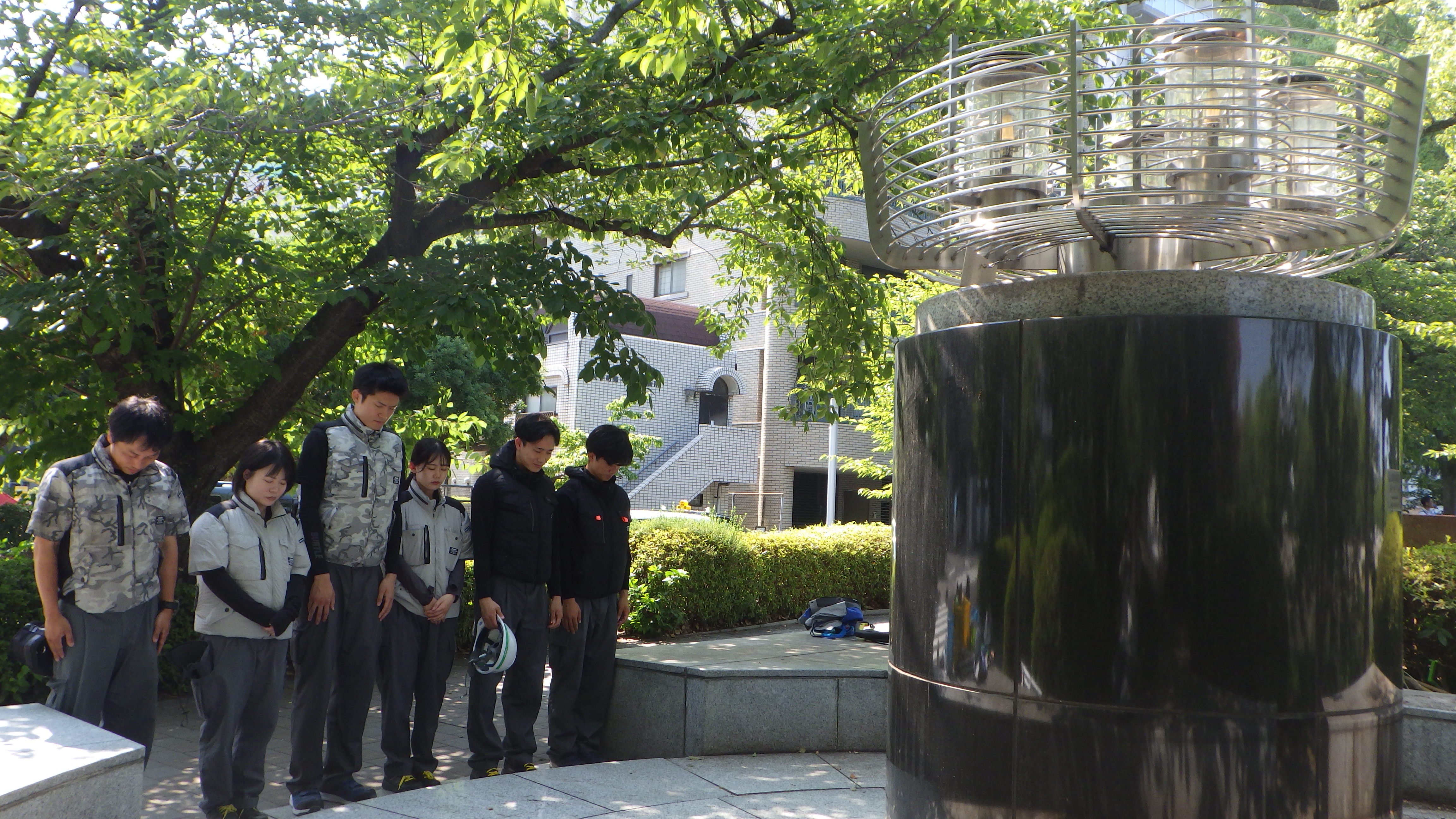 旧本社跡地に建立されている「原爆犠牲者追憶之碑」