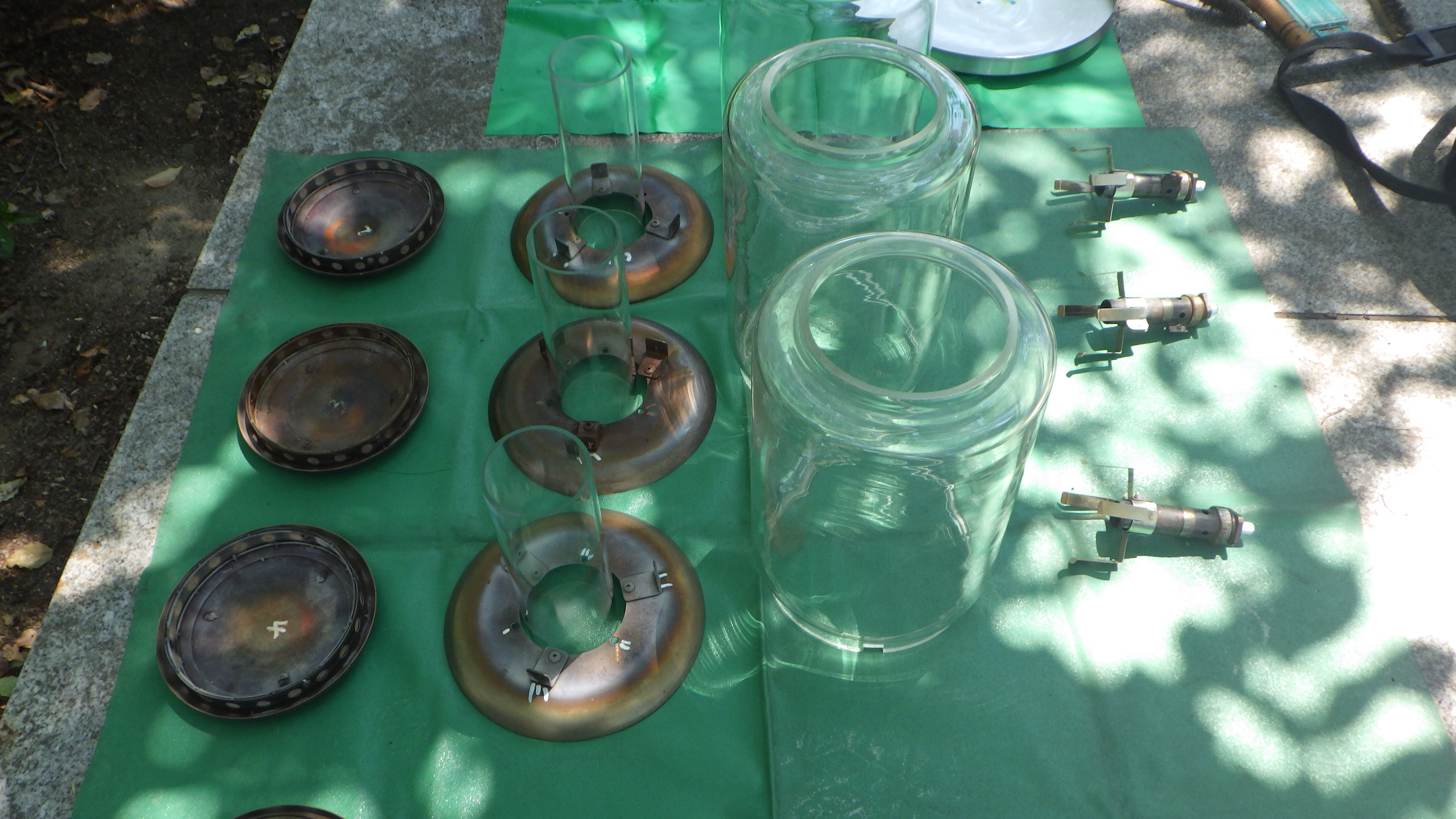 すすや埃が取り除かれ、きれいになった部品たち