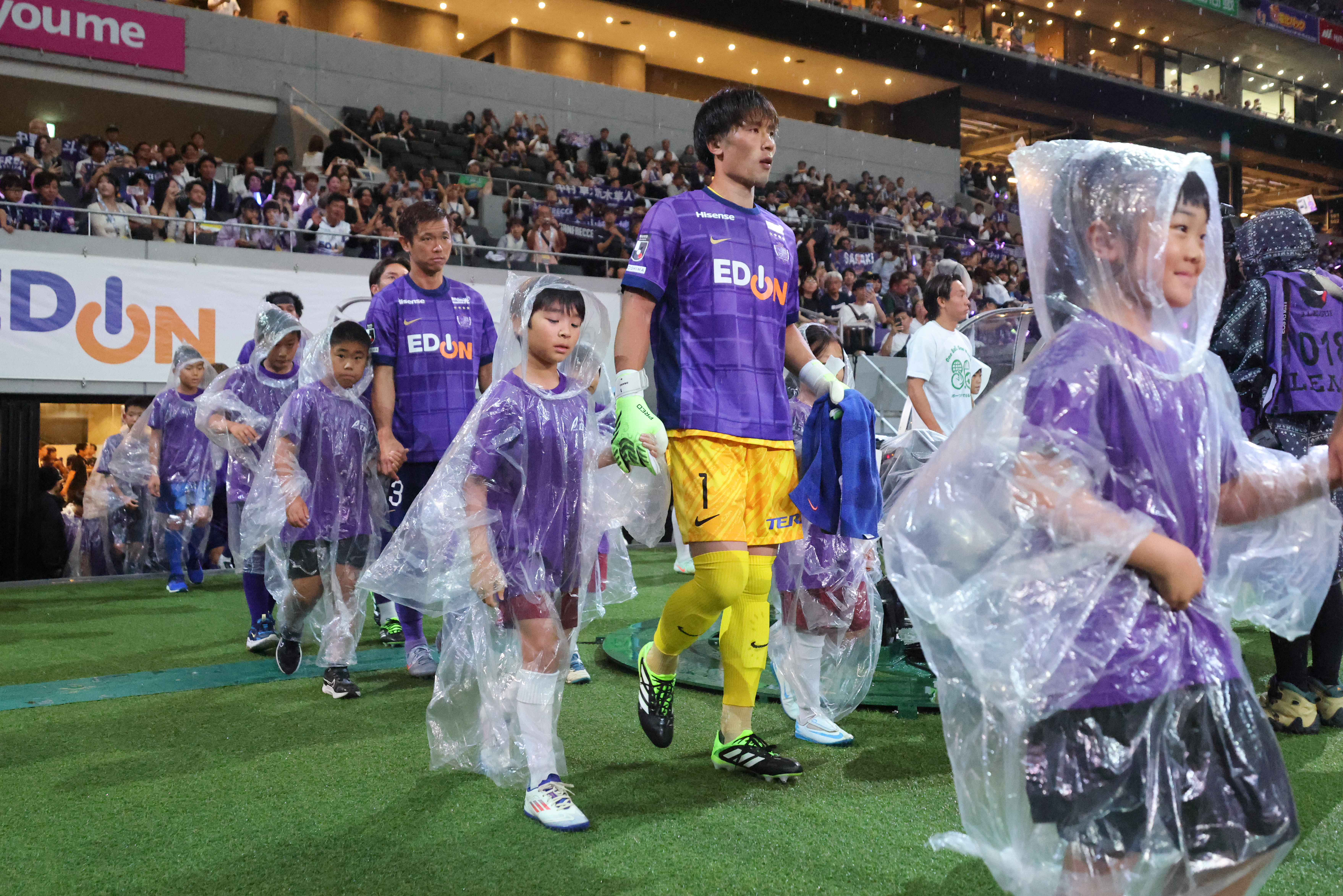 選手と一緒に歩くエスコートキッズたち