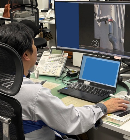 現場からの映像を見ながら応対している様子